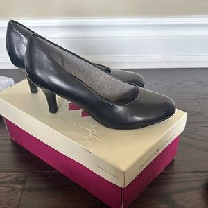 NEW Naturalizer women’s black leather pumps heels